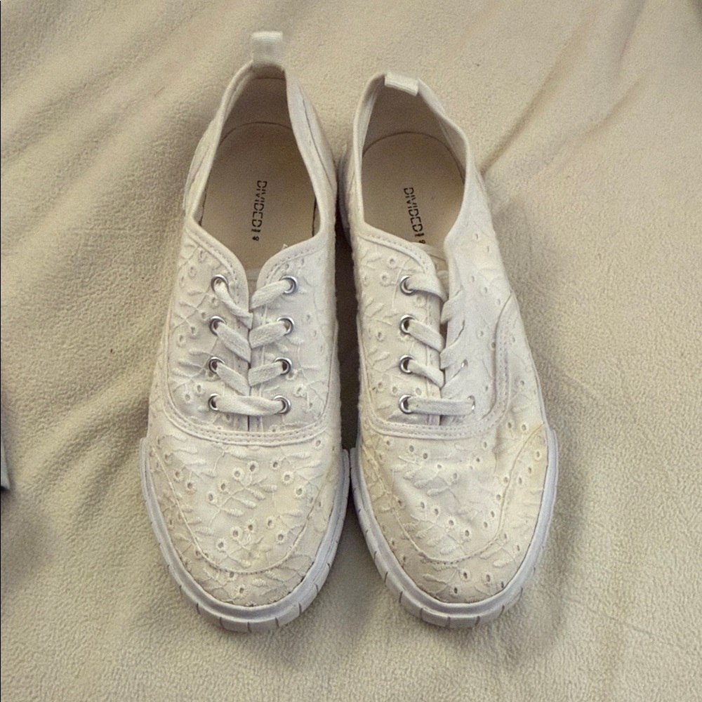 Chic Women's Cream Lace Sneakers